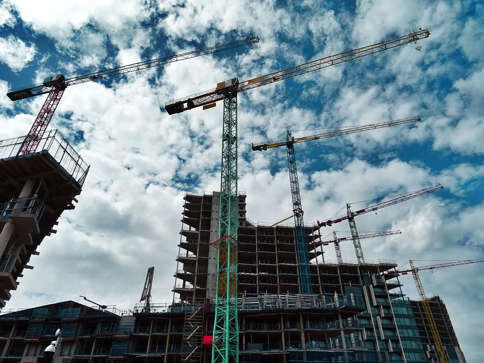 Tower cranes over a multi-storey RCC building under construction
